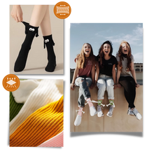 Carica l&#39;immagine nel visualizzatore di Gallery, Divertenti calzini con mani magnetiche - Ozerty
